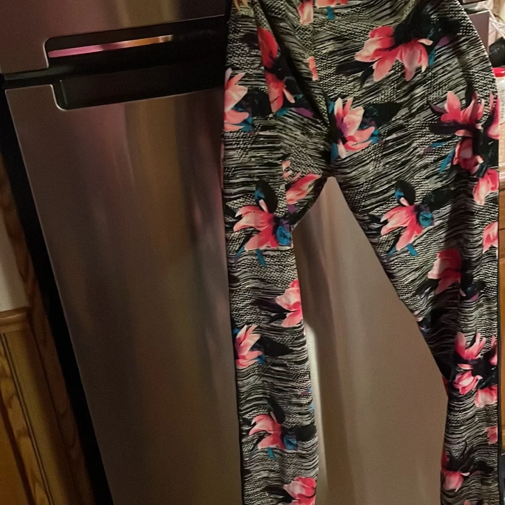 ‼️Free with Purchase‼️ Floral Leggings 🌺💜🦋 - Picture 8 of 13